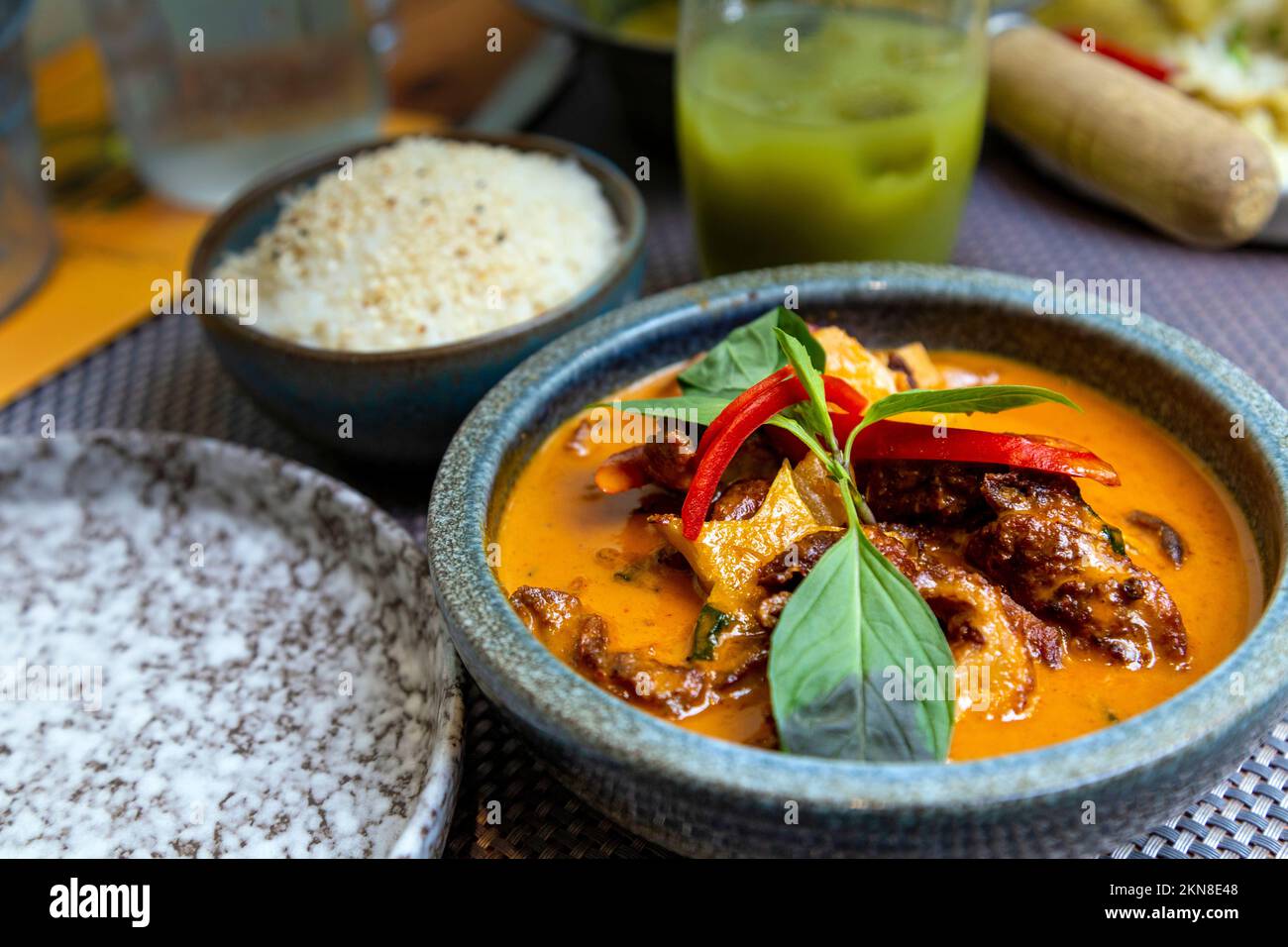 Rising Star Red Duck Curry und Reis im kichernden Squid Thai Restaurant in Chislehurst, Bromley, London, Großbritannien Stockfoto