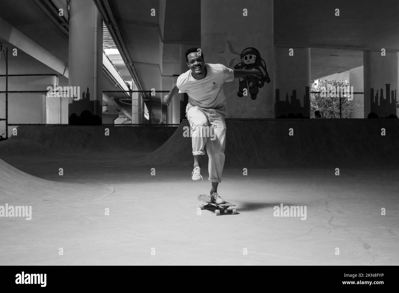 Ein Mann, der im Skatepark Schlittschuh läuft Stockfoto