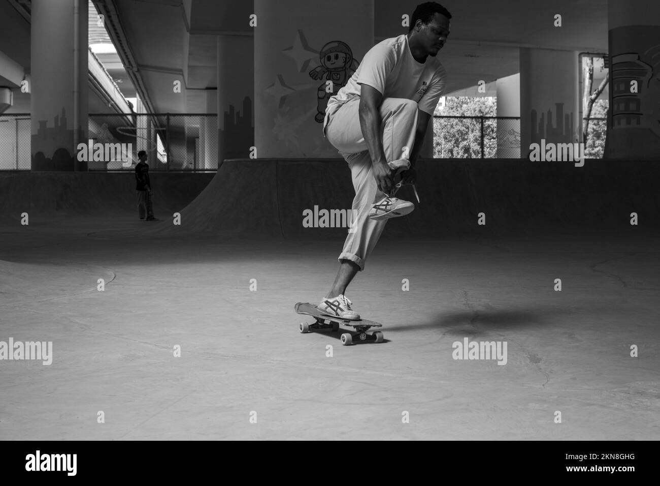 Ein Mann, der im Skatepark Schlittschuh läuft Stockfoto