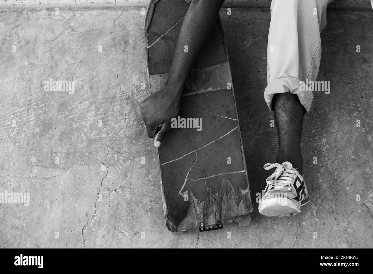 Ein Mann, der im Skatepark Schlittschuh läuft Stockfoto