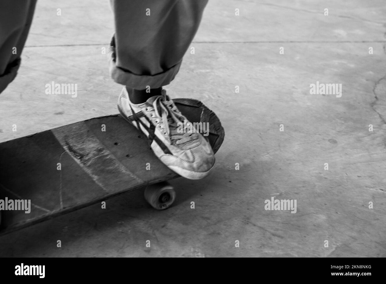 Ein Mann, der im Skatepark Schlittschuh läuft Stockfoto