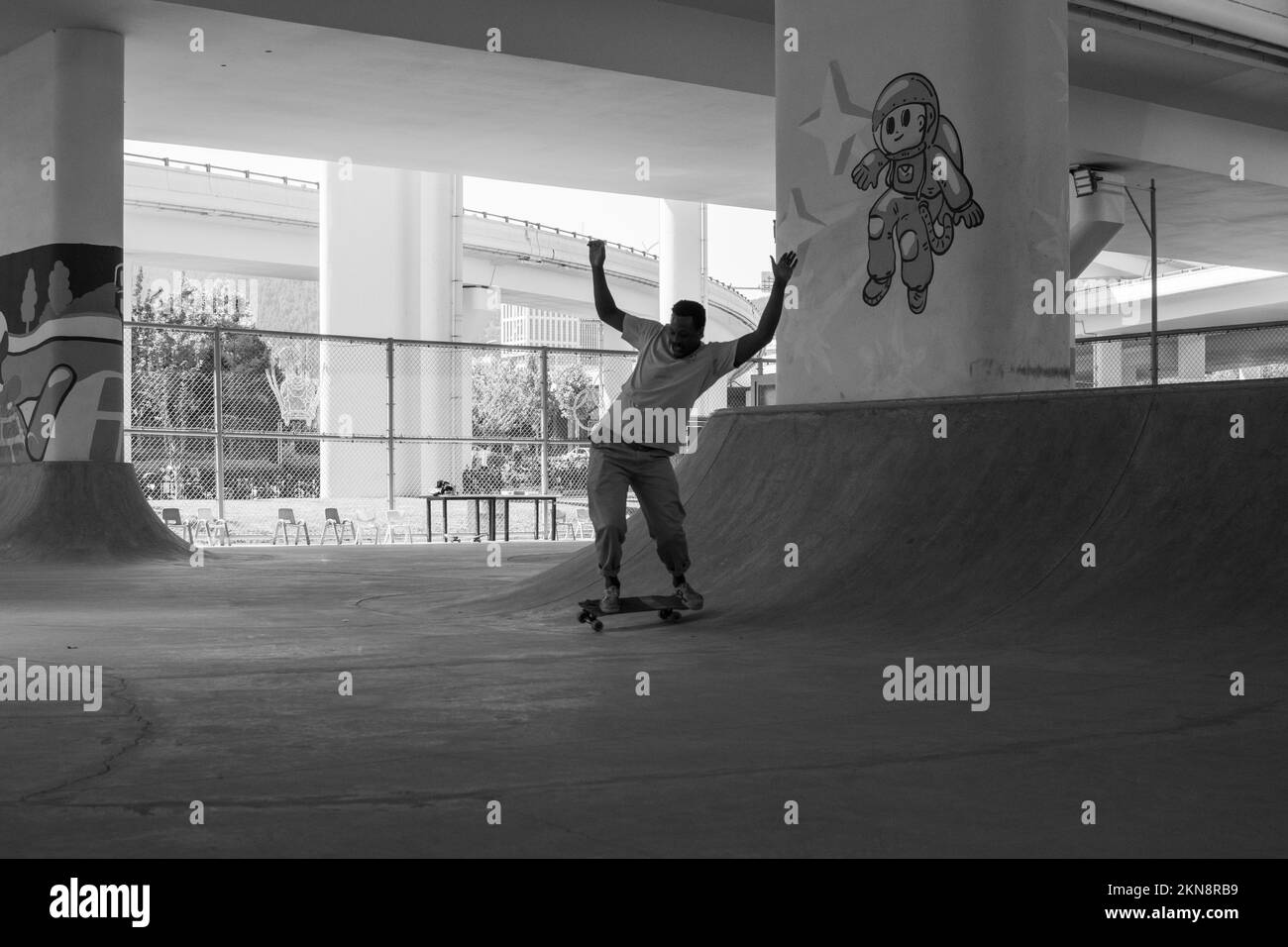 Ein Mann, der im Skatepark Schlittschuh läuft Stockfoto