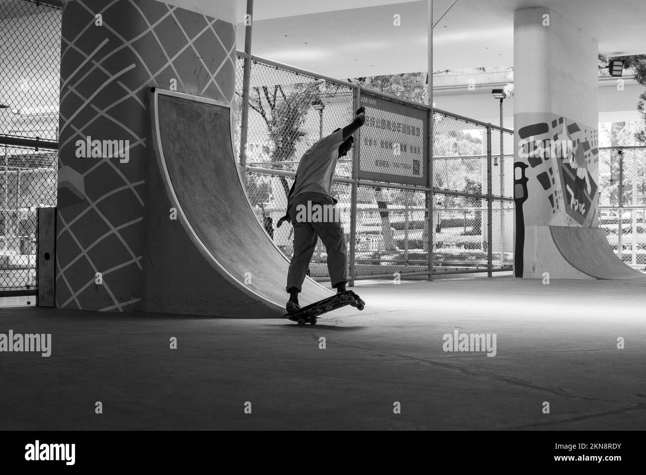 Ein Mann, der im Skatepark Schlittschuh läuft Stockfoto