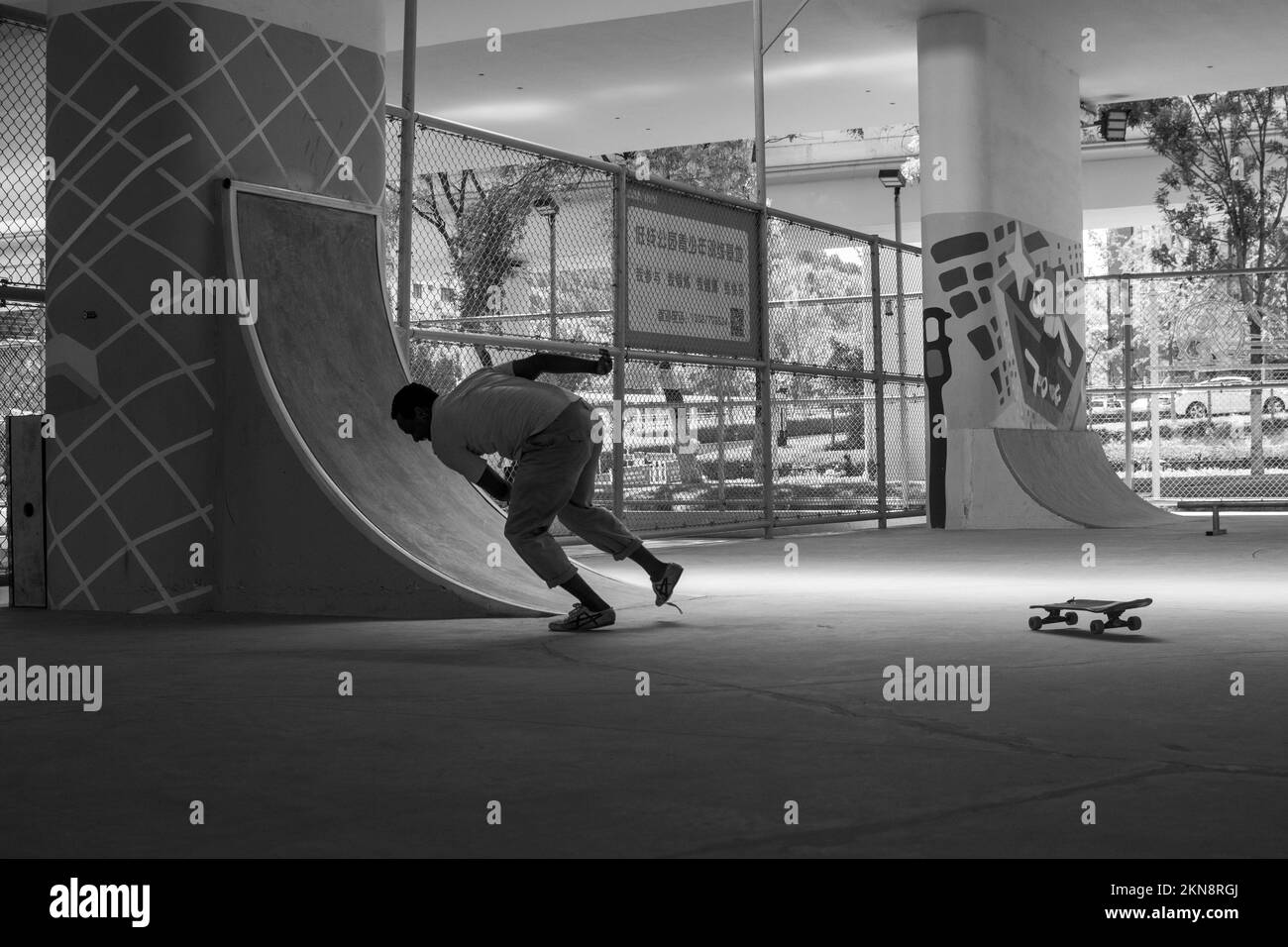 Ein Mann, der im Skatepark Schlittschuh läuft Stockfoto