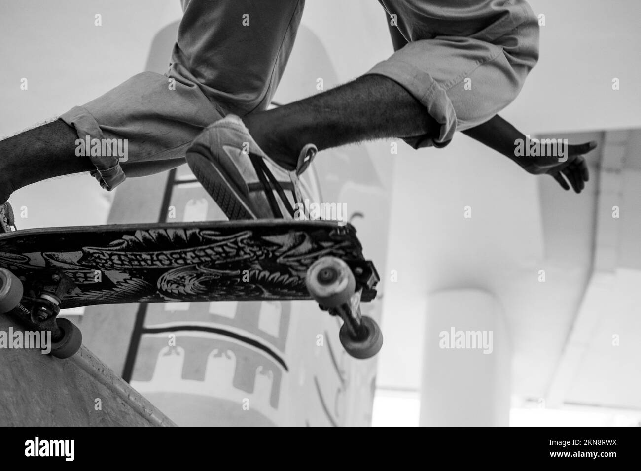 Ein Mann, der im Skatepark Schlittschuh läuft Stockfoto