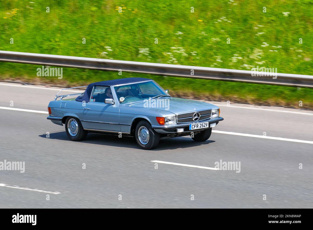 1980 80s Blauer Mercedes Benz 350 SL Cabrio 3499 ccm Benzinmotor mit 3,5 Liter V6 PS und 302bhp PS; Fahrt auf der Autobahn M6, Großbritannien Stockfoto