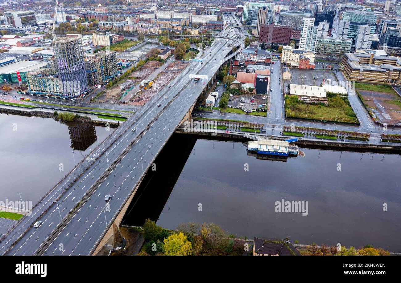 Luftaufnahme der Kingston Bridge über den Fluss Clyde und der Autobahn M8, M74 Stockfoto