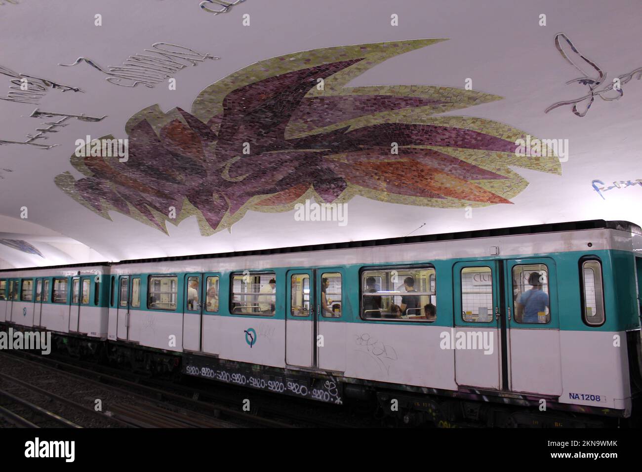 Metro-Station Paris mit Zug. Die U-Bahn-Station Paris - Cluny-La Sorbonne fährt mit dem Zug Stockfoto
