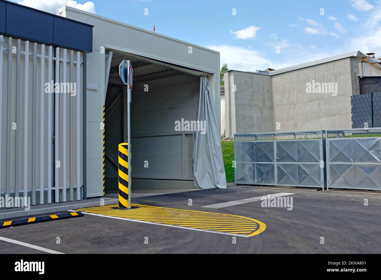 LKW-Frachteingang, Lagergebäude mit offenem Vorhang, externe Transportlogistik Stockfoto