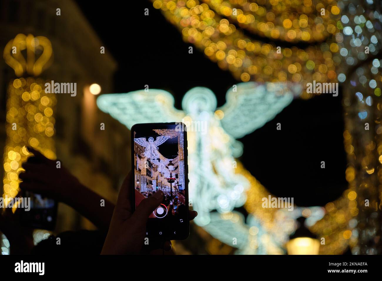 Málaga, Spanien. 26.. November 2022 Die Weihnachtslichter schalten sich ein. Stockfoto