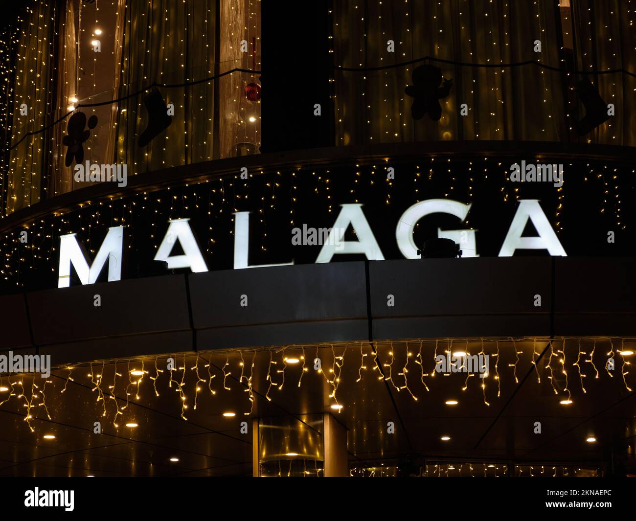 Málaga, Spanien. 26.. November 2022 Die Weihnachtslichter schalten sich ein. Stockfoto