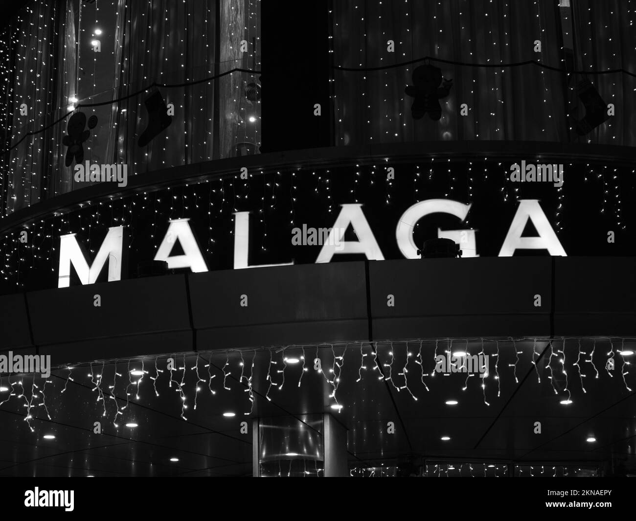 Málaga, Spanien. 26.. November 2022 Die Weihnachtslichter schalten sich ein. Stockfoto