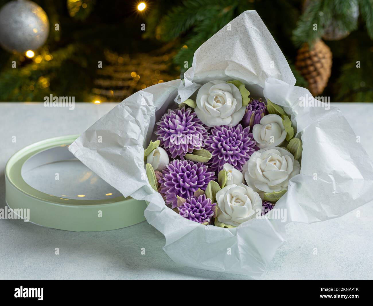 Zephyr-Blumenstrauß in einer Geschenkbox auf hellem Hintergrund. Das Konzept eines Neujahrsfeiertages. Zephyr mit einer Mindestmenge Zucker. Ein natürliches p Stockfoto