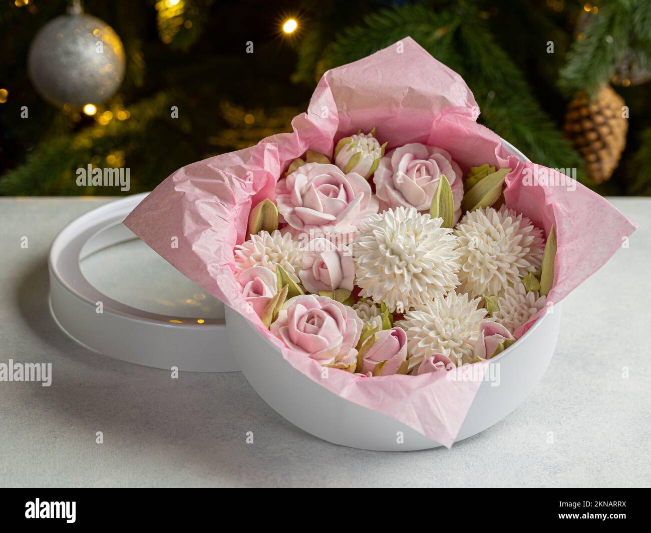 Zephyr-Blumenstrauß in einer Geschenkbox auf hellem Hintergrund. Das Konzept eines Neujahrsfeiertages. Zephyr mit einer Mindestmenge Zucker. Ein natürliches p Stockfoto