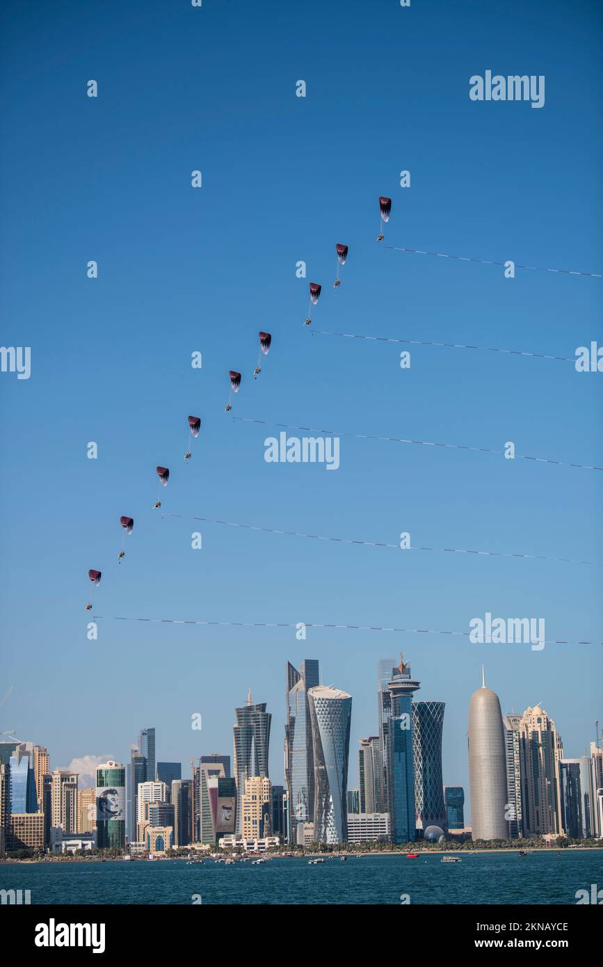 Doha, Katar-Dezember 18,2017: Die Katar Air Force Parade auf der Doha Corniche Uferpromenade zum Nationalfeiertag. Stockfoto