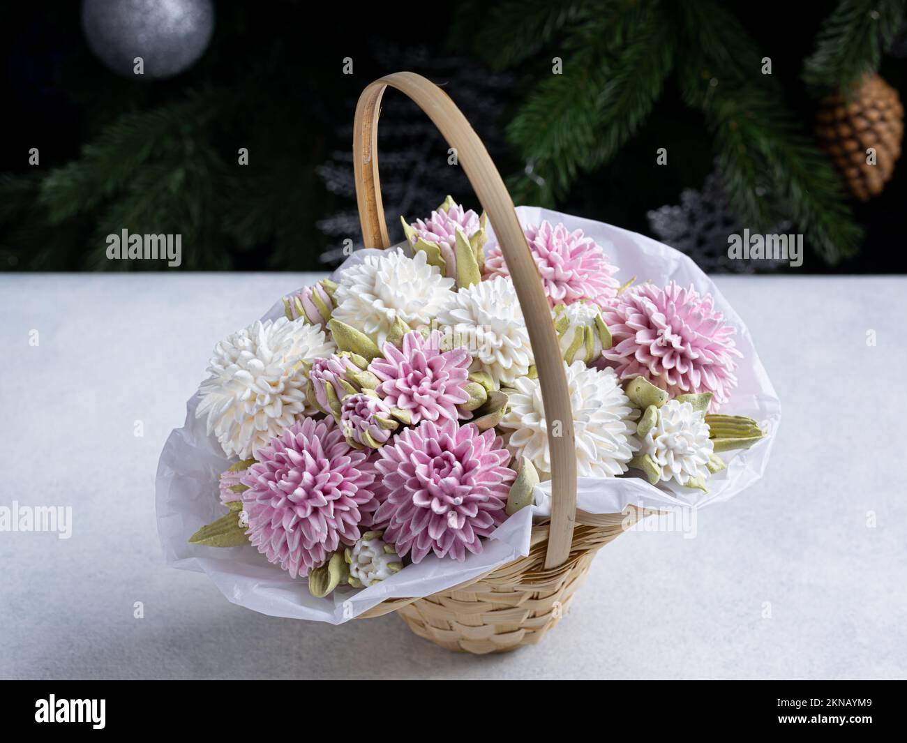 Zephyr-Blumenstrauß in einem Korb auf hellem Hintergrund. Das Konzept eines Neujahrsfeiertages. Zephyr mit einer Mindestmenge Zucker. Ein Naturtalent Stockfoto