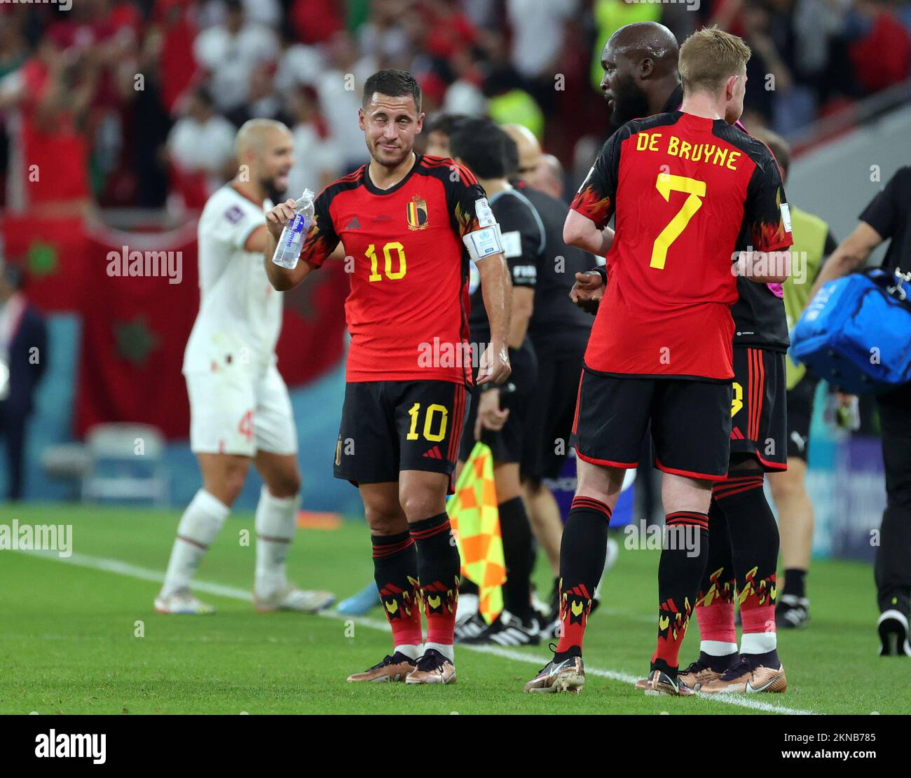 Belgiens Eden Hazard, Belgiens Romelu Lukaku und Belgiens Kevin De Bruyne verlassen sich zur Halbzeit während eines Fußballspiels zwischen der belgischen Nationalmannschaft, den Red Devils und Marokko, in Gruppe F der FIFA-Weltmeisterschaft 2022 im Al Thumama Stadium, Doha, Bundesstaat Katar am Sonntag, den 27. November 2022. BELGA PHOTO VIRGINIE LEFOUR Stockfoto