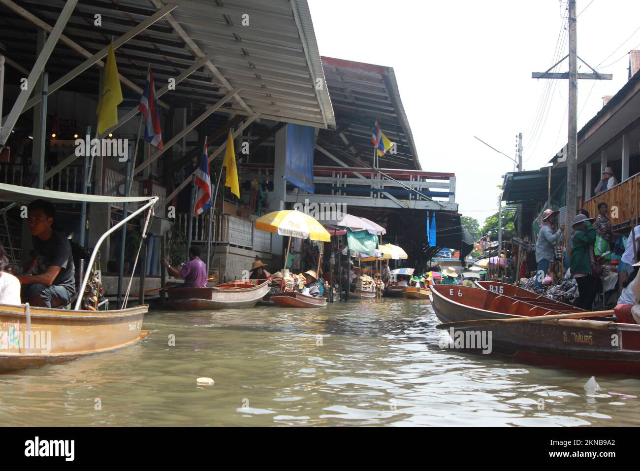 Die Verkäufer verkaufen ihre Waren auf Booten im Taling Chan Viertel in Bangkok, Thailand Stockfoto