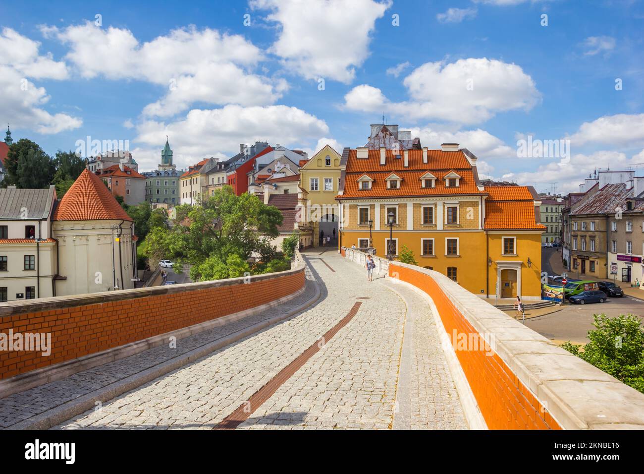 Kopfsteinpflasterstraße, die in das historische Stadtzentrum von Lublin, Polen, führt Stockfoto