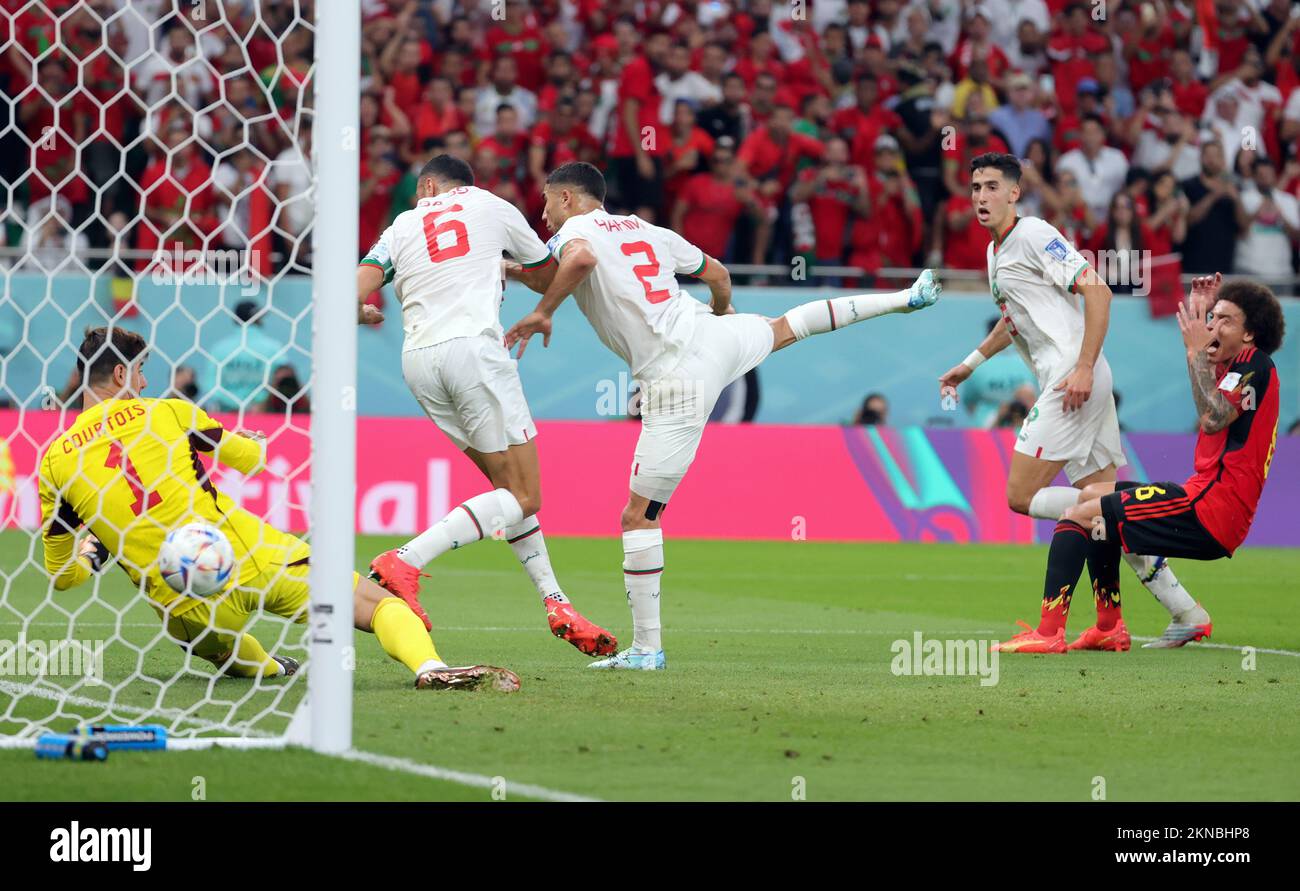 Der marokkanische Achraf Hakimi erzielt ein Tor, und der belgische Torwart Thibaut Courtois kann es nicht aufhalten, aber es wurde abgesagt, nachdem ein VAR während eines Fußballspiels zwischen der belgischen Nationalmannschaft, den Roten Teufeln und Marokko, in Gruppe F der FIFA-Weltmeisterschaft 2022 im Al Thumama-Stadion, Doha, Bundesstaat Katar am Sonntag, den 27. November 2022. BELGA PHOTO VIRGINIE LEFOUR Stockfoto