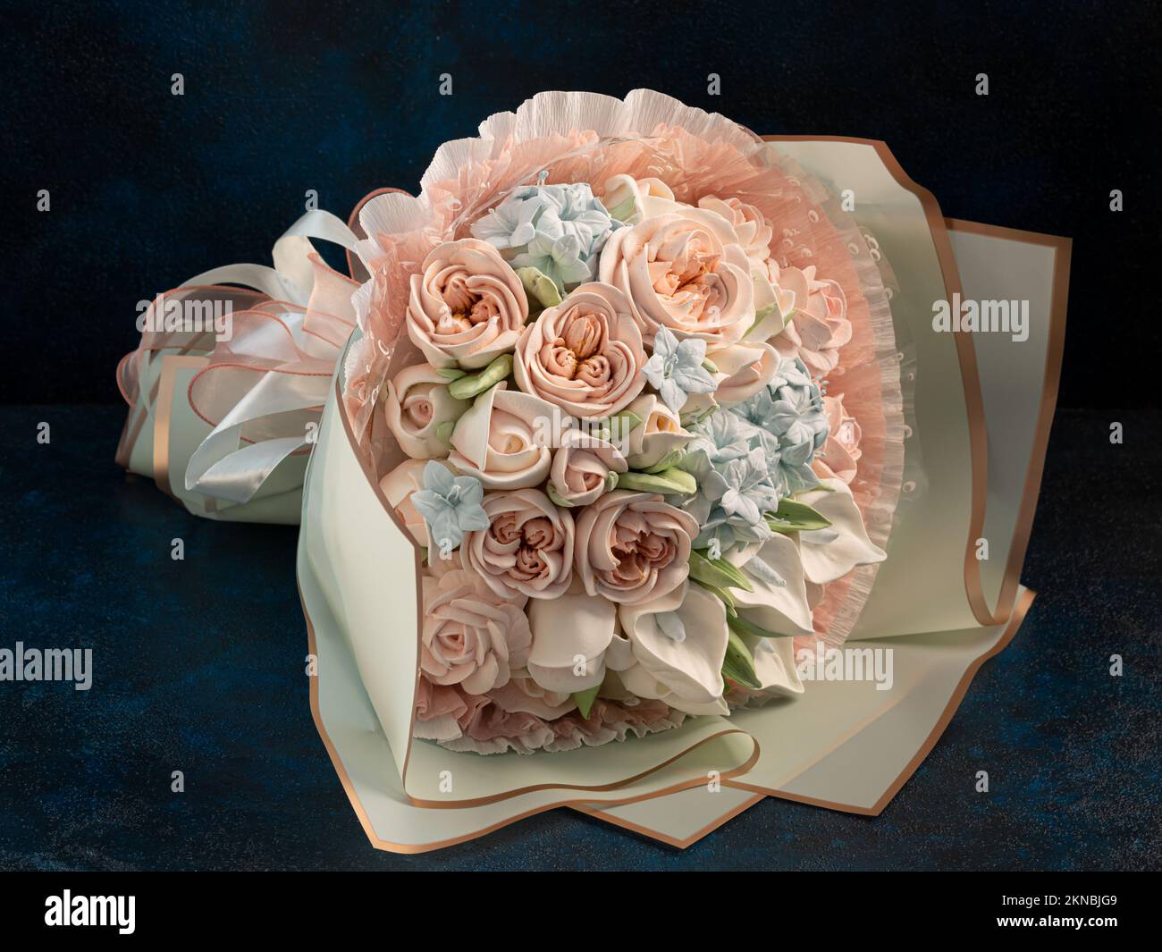 Zephyr Blumenstrauß in einer Geschenkbox auf dunkelblauem Hintergrund Stockfoto