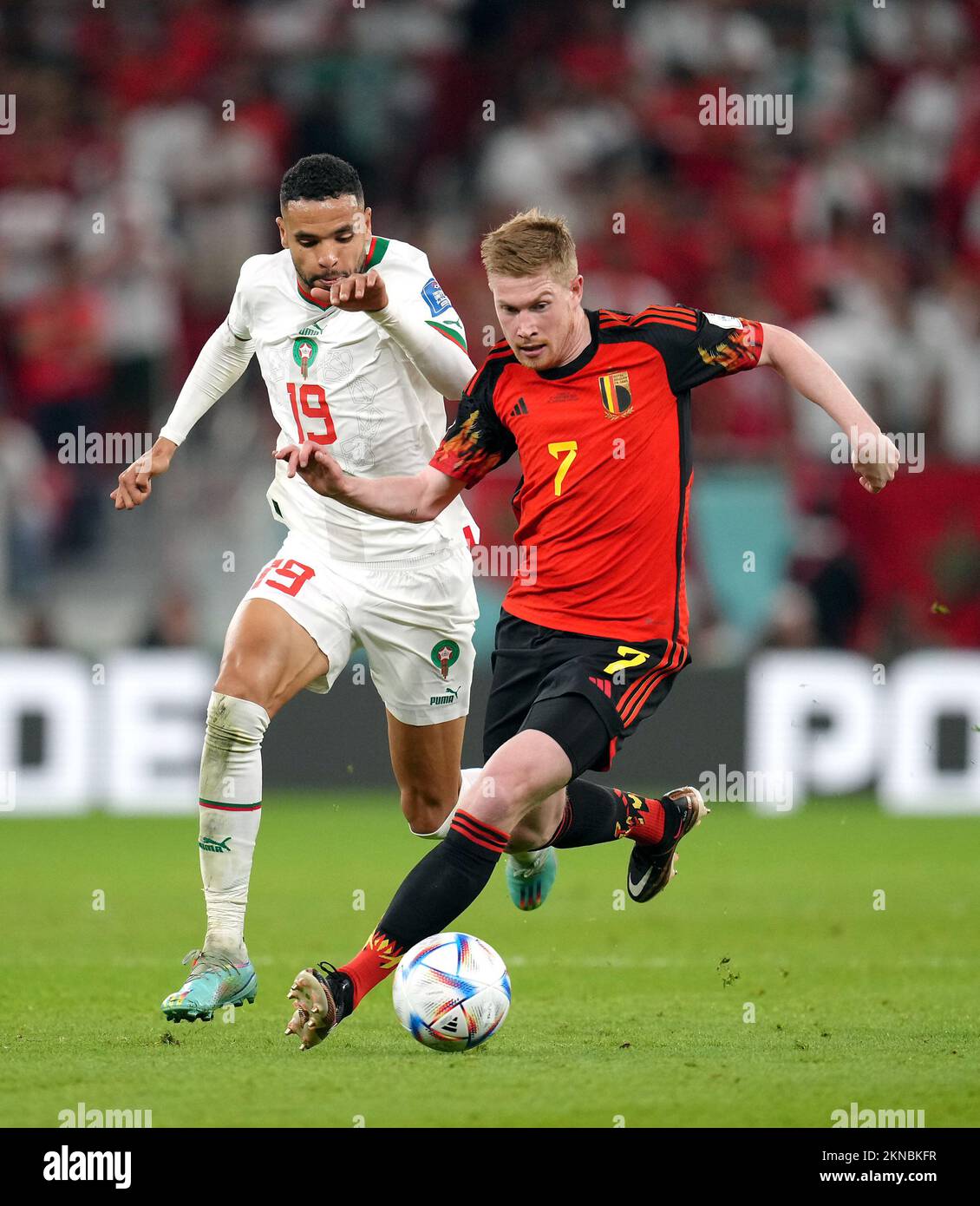 Youssef en-Nesyri aus Marokko (links) und Kevin De Bruyne aus Belgien kämpfen während des FIFA-Weltmeisterschaftsspiels Gruppe F im Al Thumama-Stadion in Doha, Katar, um den Ball. Foto: Sonntag, 27. November 2022. Stockfoto