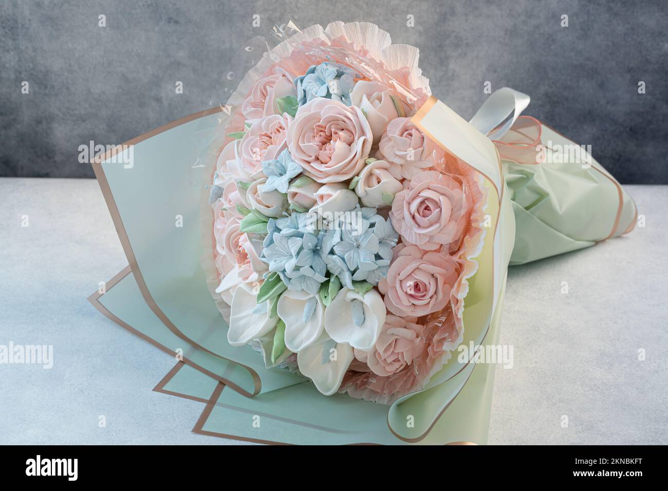 Zephyr-Blumenstrauß in einer Geschenkbox auf hellem Hintergrund Stockfoto