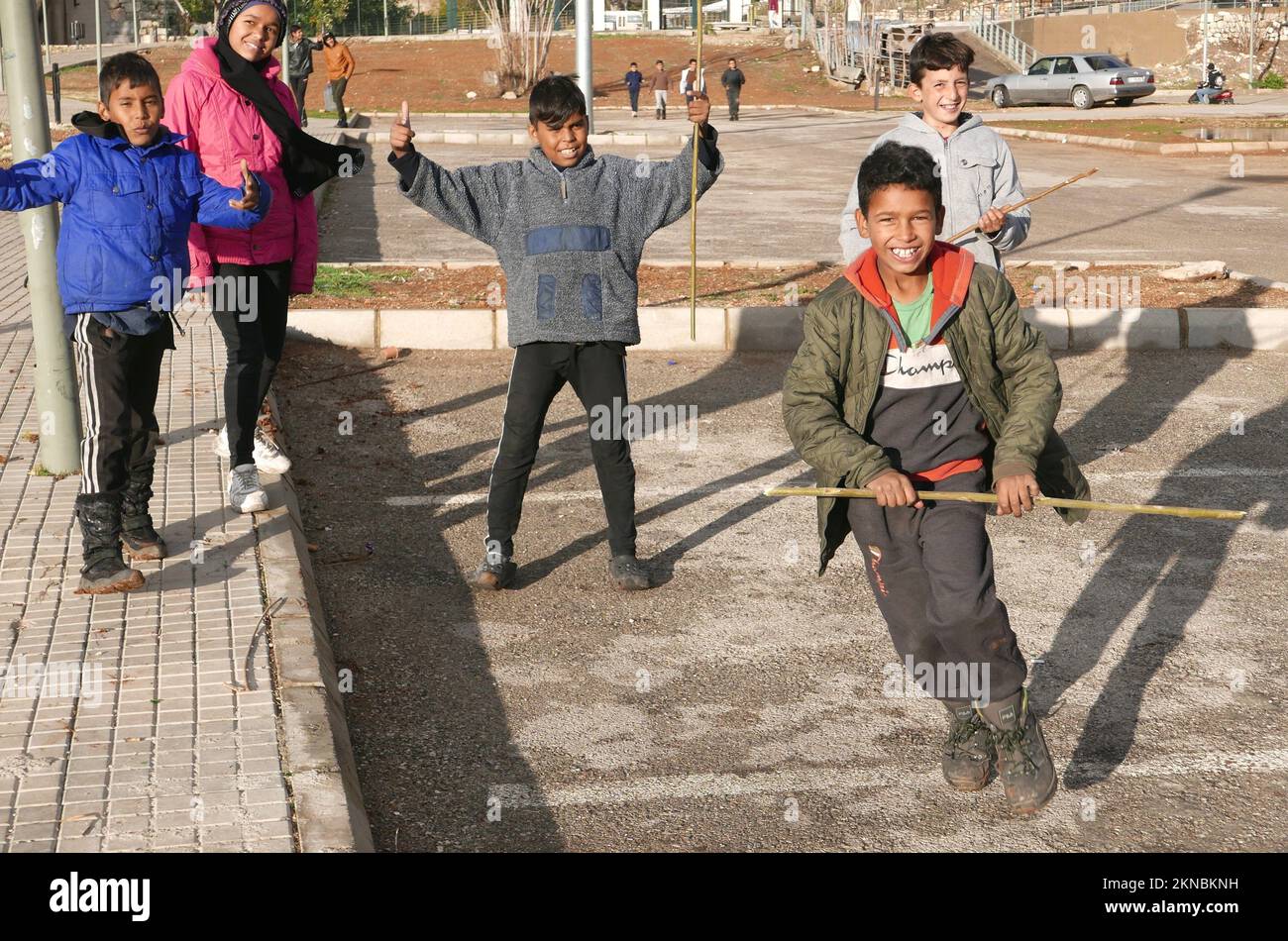 Baalbek, Libanon. 26.. November 2022. Syrische Kinder spielen am 26. November 2022 in der Stadt Baalbek im Nordosten des Libanon. Die jüngste Cholera-Epidemie im Land hat syrische Flüchtlingslager getroffen, da das UNHCR und internationale NRO darum kämpfen, den Flüchtlingen Zugang zu sauberem Wasser und Impfstoffen zu garantieren. (Foto: Elisa Gestri/Sipa USA) Kredit: SIPA USA/Alamy Live News Stockfoto