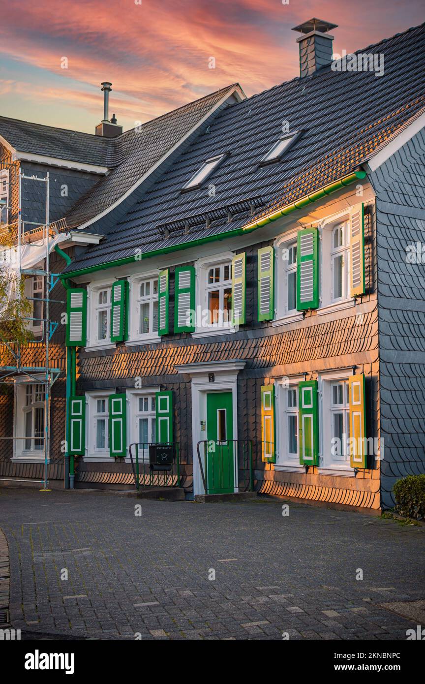 Fachwerkhäuser, Bergischer Dreiklang mit den Farben Schwarz, Weiß und Grün, Deutschland, Nordrhein-Westfalen, Bergisches Land, Radevormwald Stockfoto