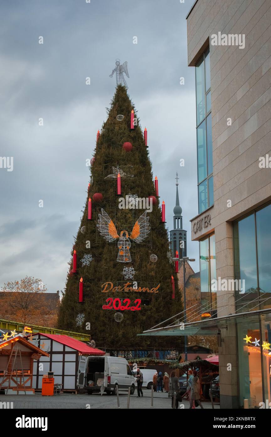 Weihnachtsbaum in Dortmund im Herzen der Stadt auf dem alten Marktplatz (Alter Markt), Deutschland Stockfoto