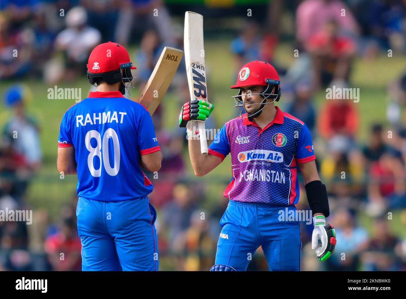 Kandy, Sri Lanka. 27.. November 2022 Afghanistans Rahmanullah Gurbaz feiert nach einem halben Jahrhundert (50 Runs) während des ODI-Cricket-Spiels zwischen Sri Lanka und Afghanistan 2. im Pallekele International Cricket Stadium in Kandy am 27.. November 2022. Viraj Kothalwala/Alamy Live News Stockfoto