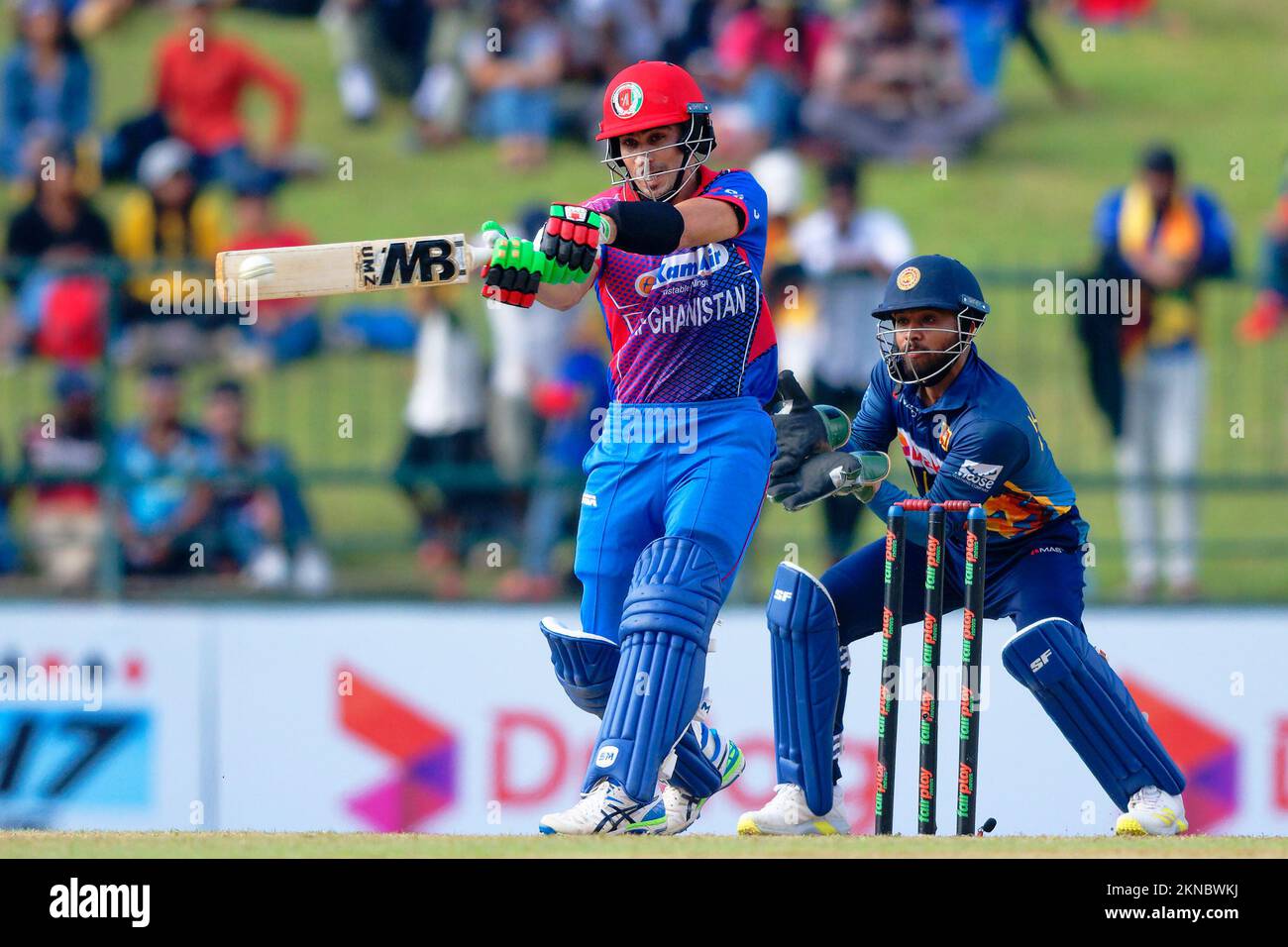 Kandy, Sri Lanka. 27.. November 2022 Rahmanullah Gurbaz aus Afghanistan spielt während des ODI-Cricket-Spiels zwischen Sri Lanka und Afghanistan 2. im Pallekele International Cricket Stadium in Kandy am 27.. November 2022 einen Schuss. Viraj Kothalwala/Alamy Live News Stockfoto