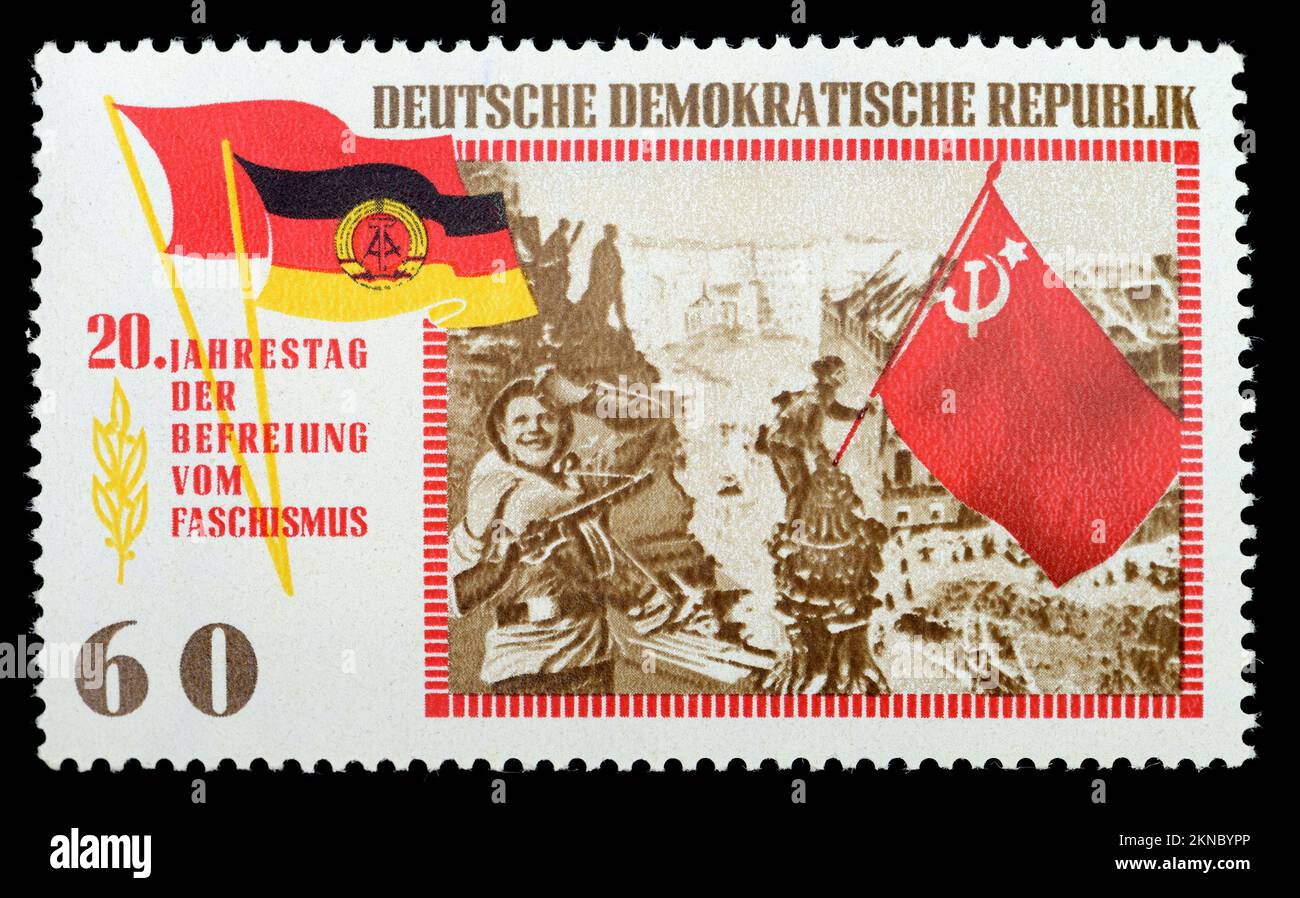 Poststempel der DDR (1965) : 20. Jahre "Freiheit vom Faschismus" nach WW2 - Sowjetsoldaten der Roten Armee hissen die Flagge über dem Reich Stockfoto