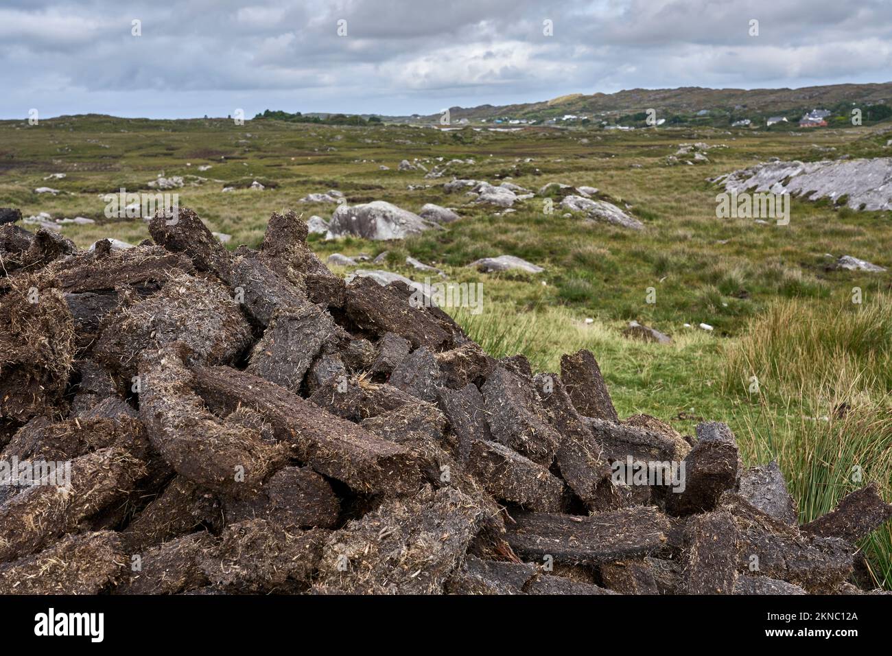 Torf wird in Irland immer noch in großem Umfang gekürzt. Torf ist einer der wichtigsten Brennstoffe in ganz Irland Stockfoto