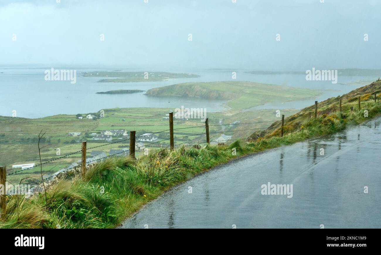 Schmale Landstraße an regnerischen Tagen im Ring of Kerry, County Kerry, Republik Irland Stockfoto