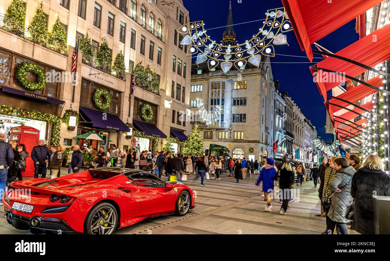 New Bond Street zu Weihnachten mit Ferrari at Night London UK Stockfoto