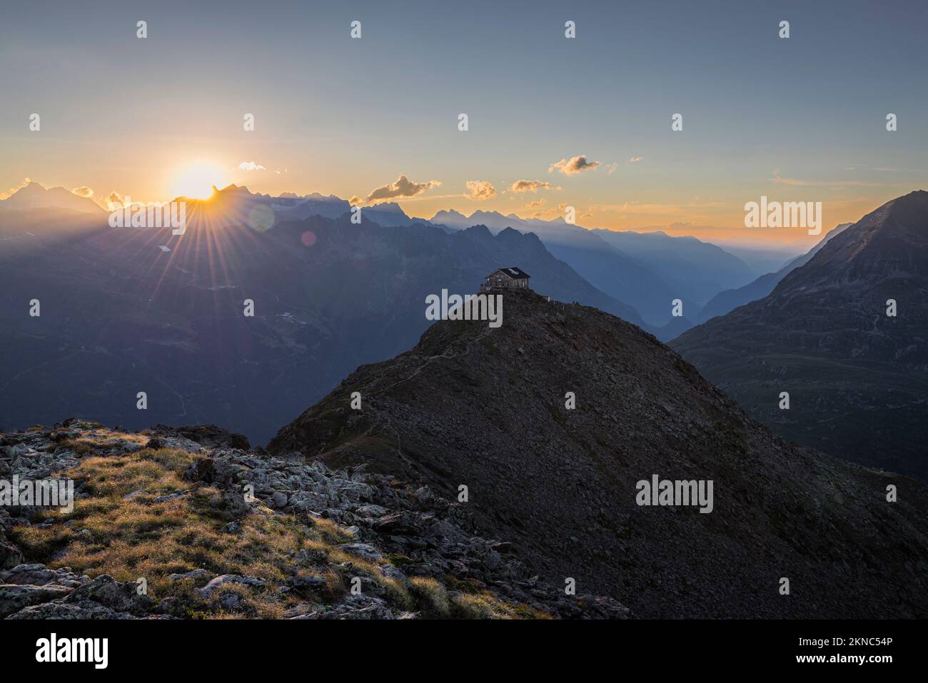Sonnenuntergang über der Berghütte Brunnenkogelhaus und den Bergkämmen über Sölden in den Ötz-Alpen, Tirol, Österreich Stockfoto