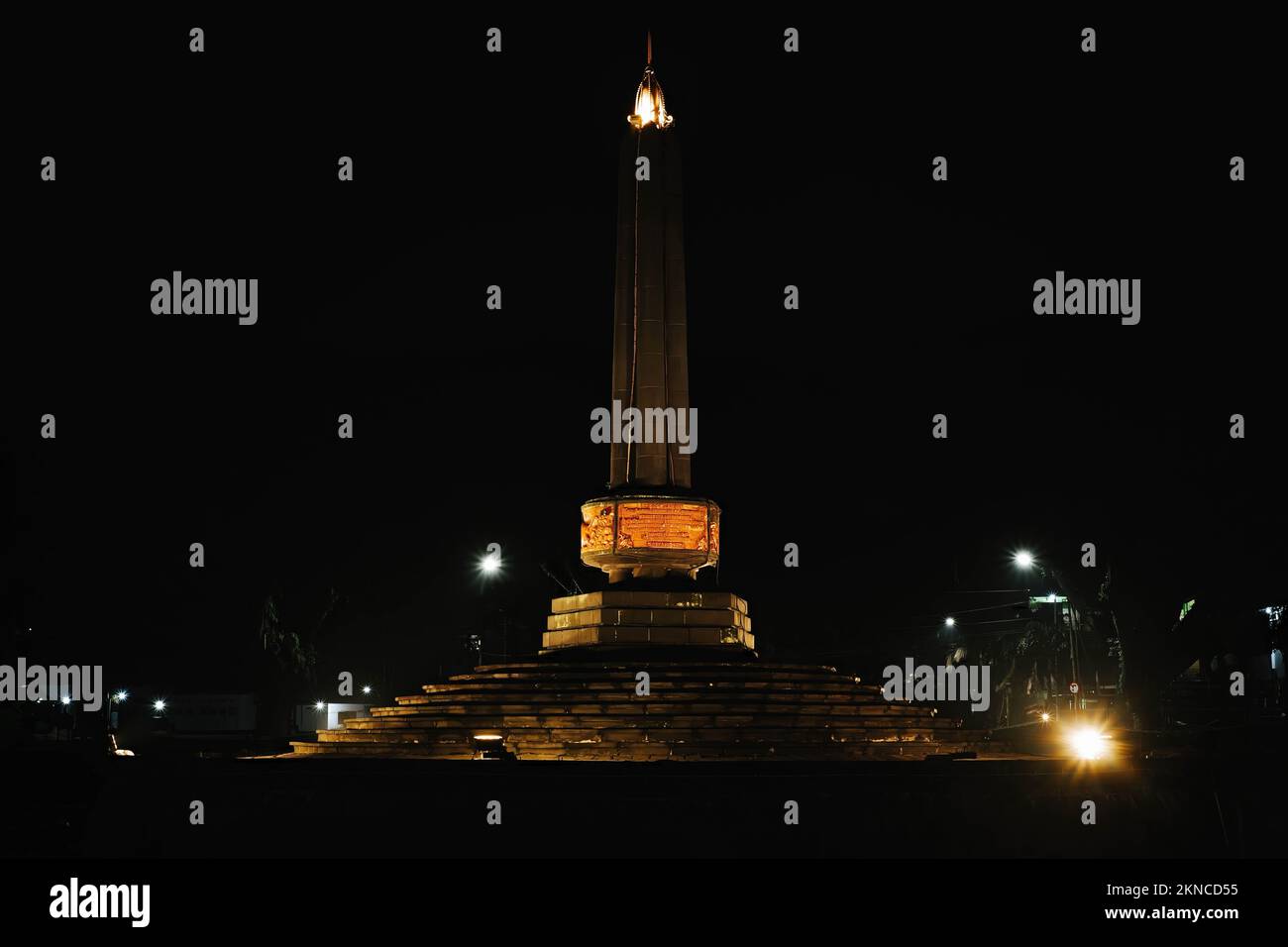 Das berühmte Denkmal der Stadt Malang, das auf beiden Seiten beleuchtet wurde Stockfoto