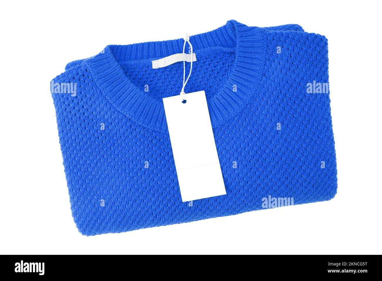 Weiße leere rechteckige Kleidung Tag, Label Mockup Vorlage auf blau gestrickt Pullover isoliert auf weißem Hintergrund . Preisschild mit Kopierplatz für Stockfoto