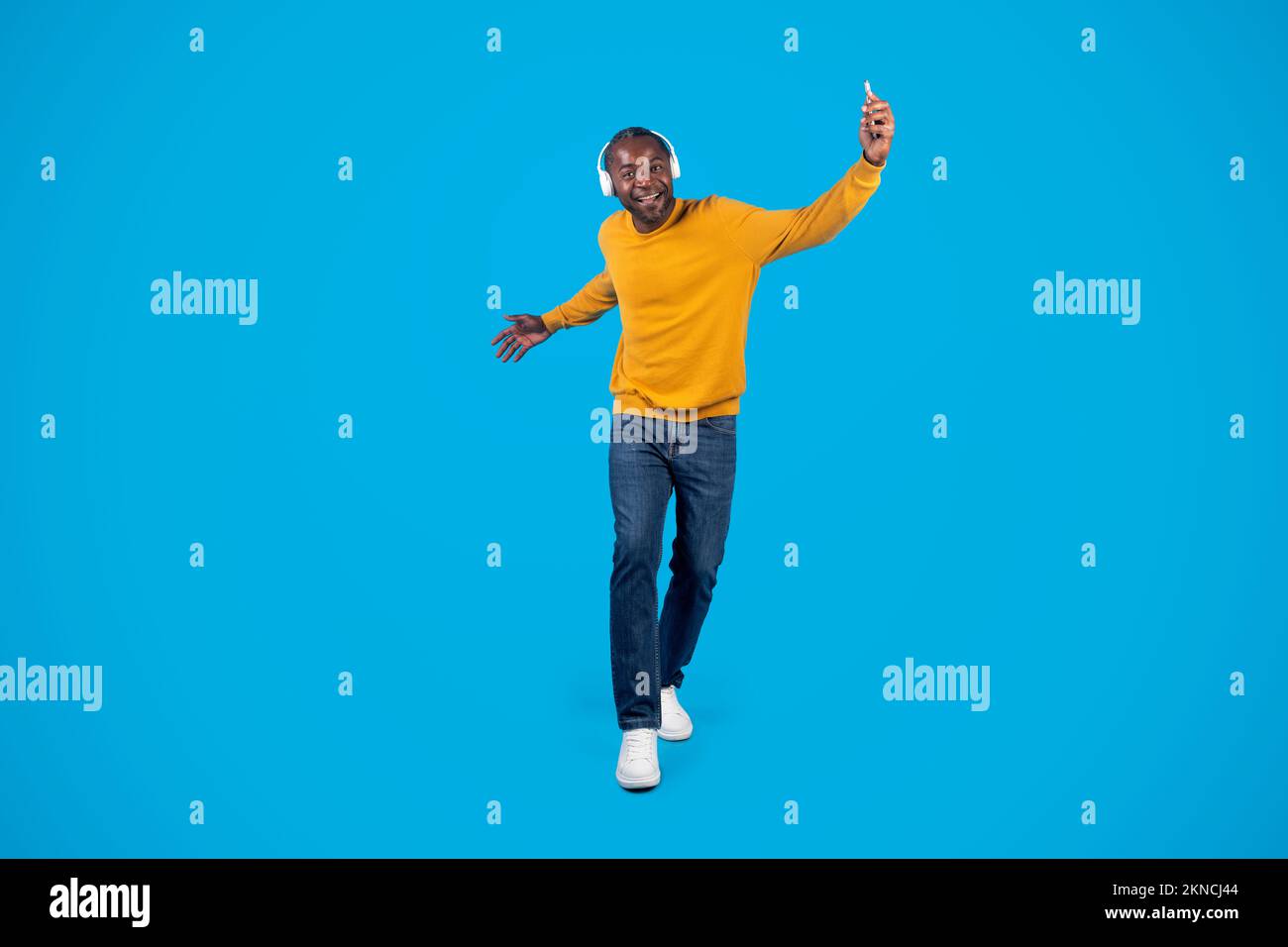 Ein kräftiger Schwarzer mit Kopfhörern, der Musik hört Stockfoto