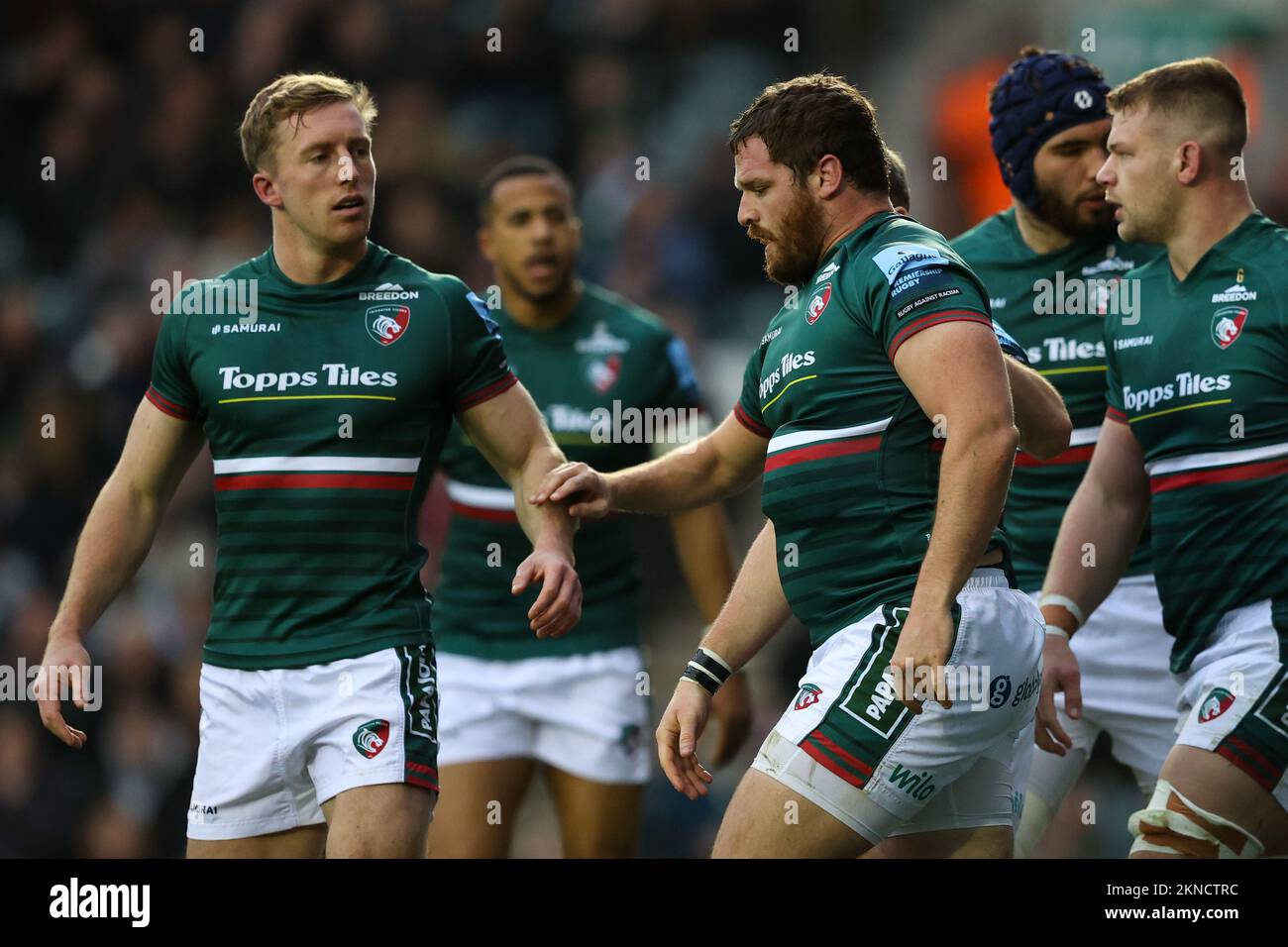 Julian Montoya von Leicester Tigers wird von Teamkollegen nach einem Versuch beim Gallagher Premiership-Spiel Leicester Tigers vs London Irish in Mattioli Woods Welford Road, Leicester, Großbritannien, 27.. November 2022 (Foto von Nick Browning/News Images) beglückwünscht. Stockfoto