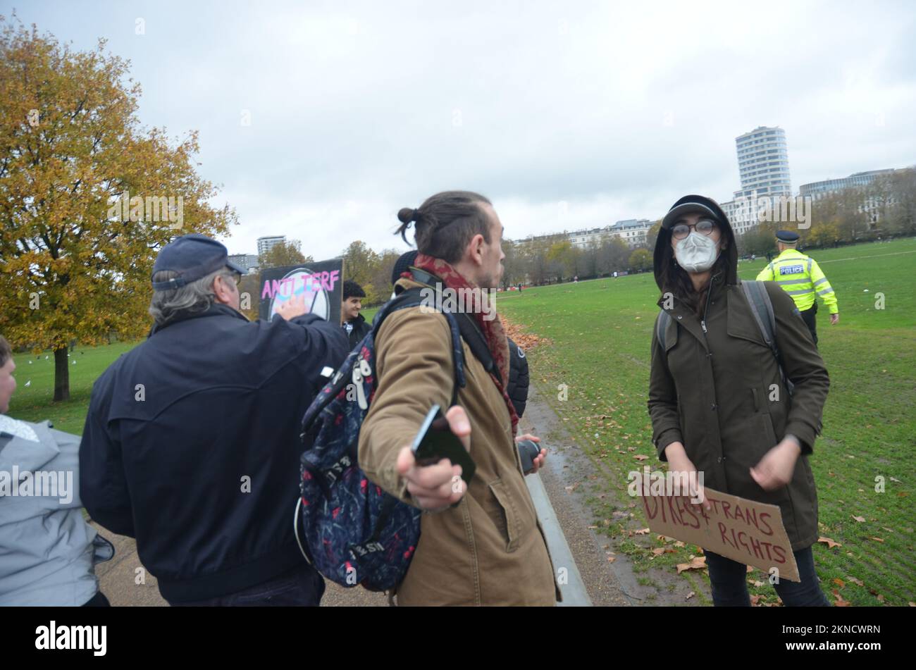 Posie Parker und The Let Woman Speak Rallye 2022, Tor abgestürzt von Transaktionsaktivisten Stockfoto