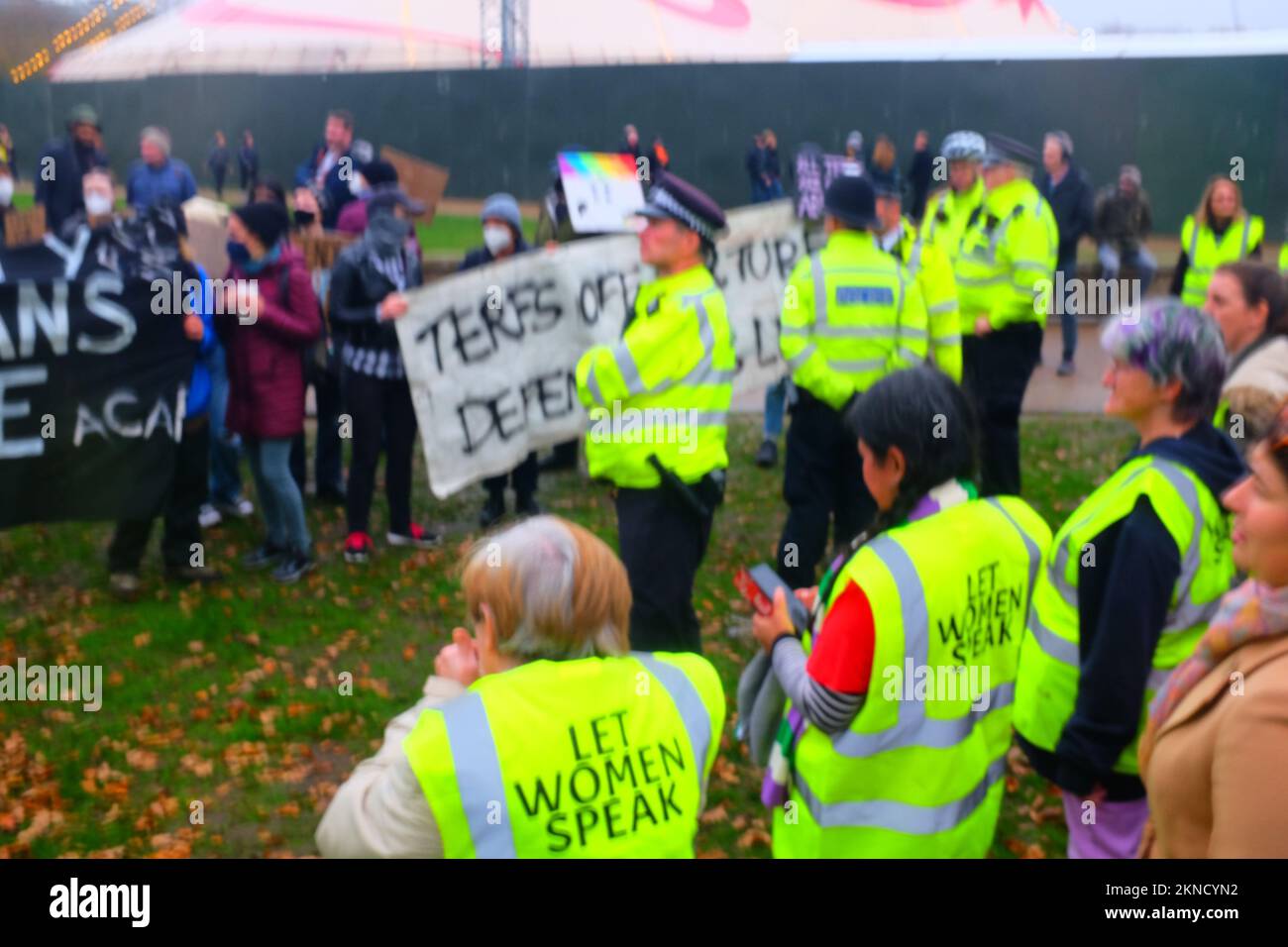 Posie Parker und The Let Woman Speak Rallye 2022, Tor abgestürzt von Transaktionsaktivisten Stockfoto