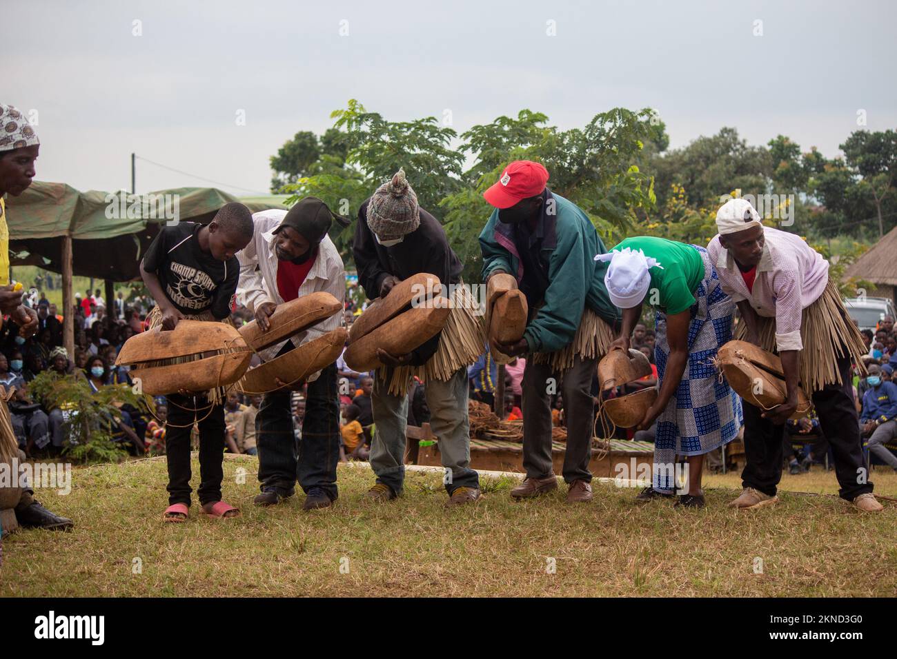 Exotische traditionelle Musiker spielen große selbstgemachte traditionelle Holzklappern Stockfoto