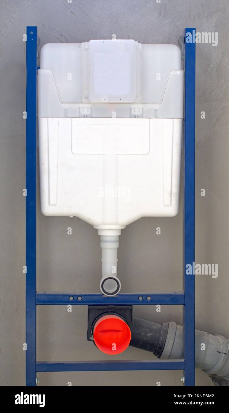 Neu installierter WC-Unterputz-Rahmen für die Wandtoilette, verschraubt an Wand und Boden. Stockfoto