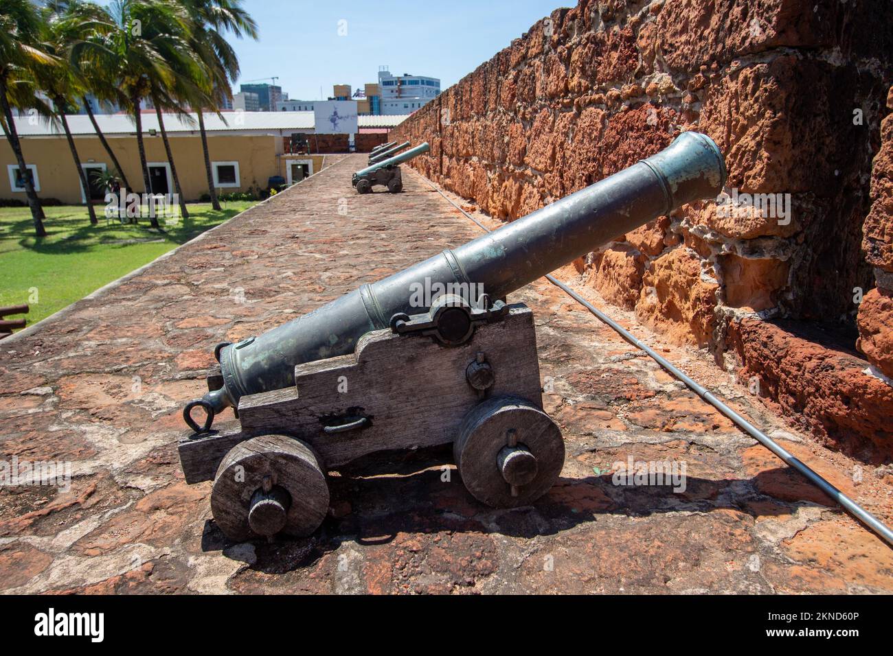 Bronzekanonen, die das portugiesische Kolonialreich im 19.. Jahrhundert im Fort Nossa Senhora da Conceição benutzte, früher Lourenc Marques, heute Maputo Stockfoto