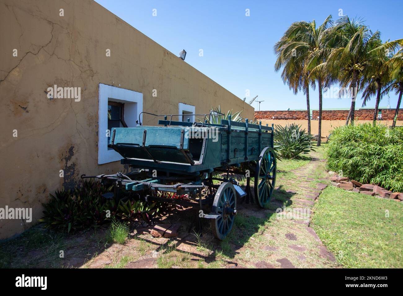 Militärischer Pferdewagen, der während der Besatzungskriege im Süden Mosambiks zur Beförderung verschiedener Güter und verwundeter Soldaten diente Stockfoto