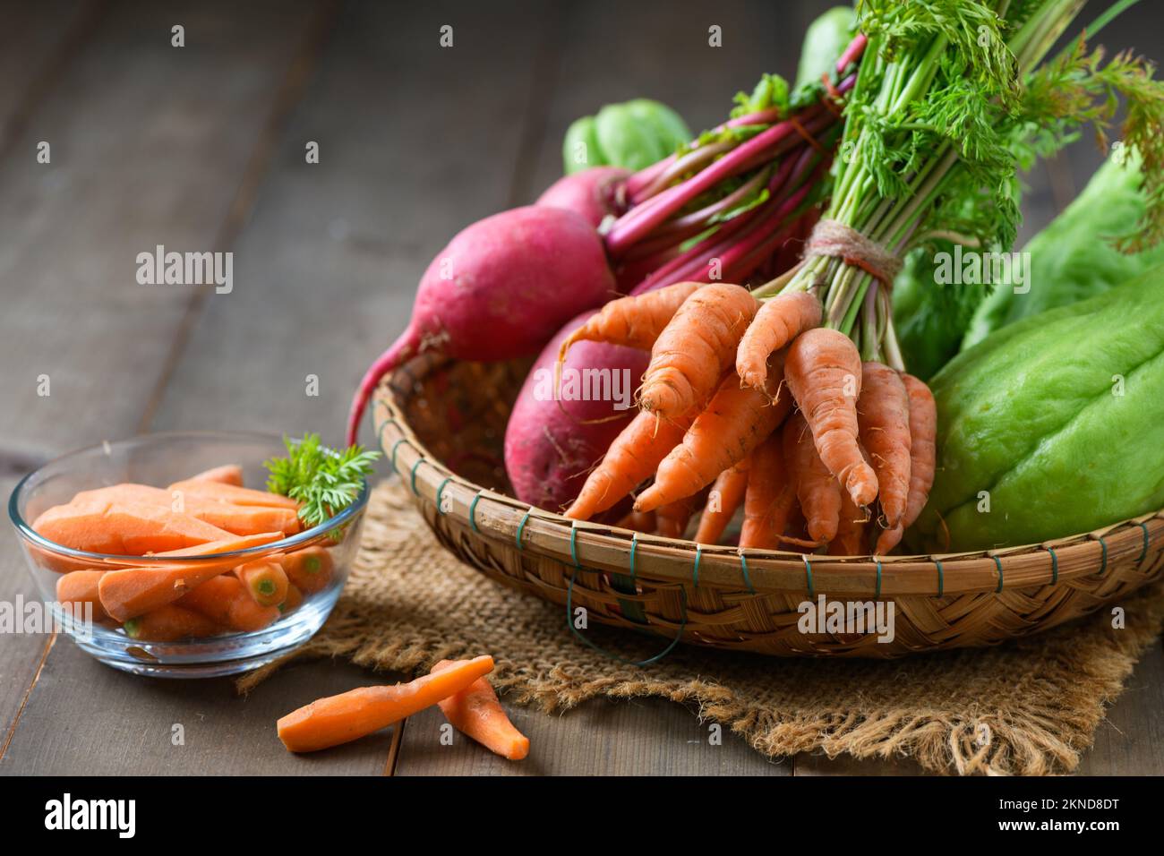 Gesundes Gemüse auf dem Korb, Baby Karotten und Rettich, reich an Kalzium, Phosphor und Kohlenhydraten Stockfoto