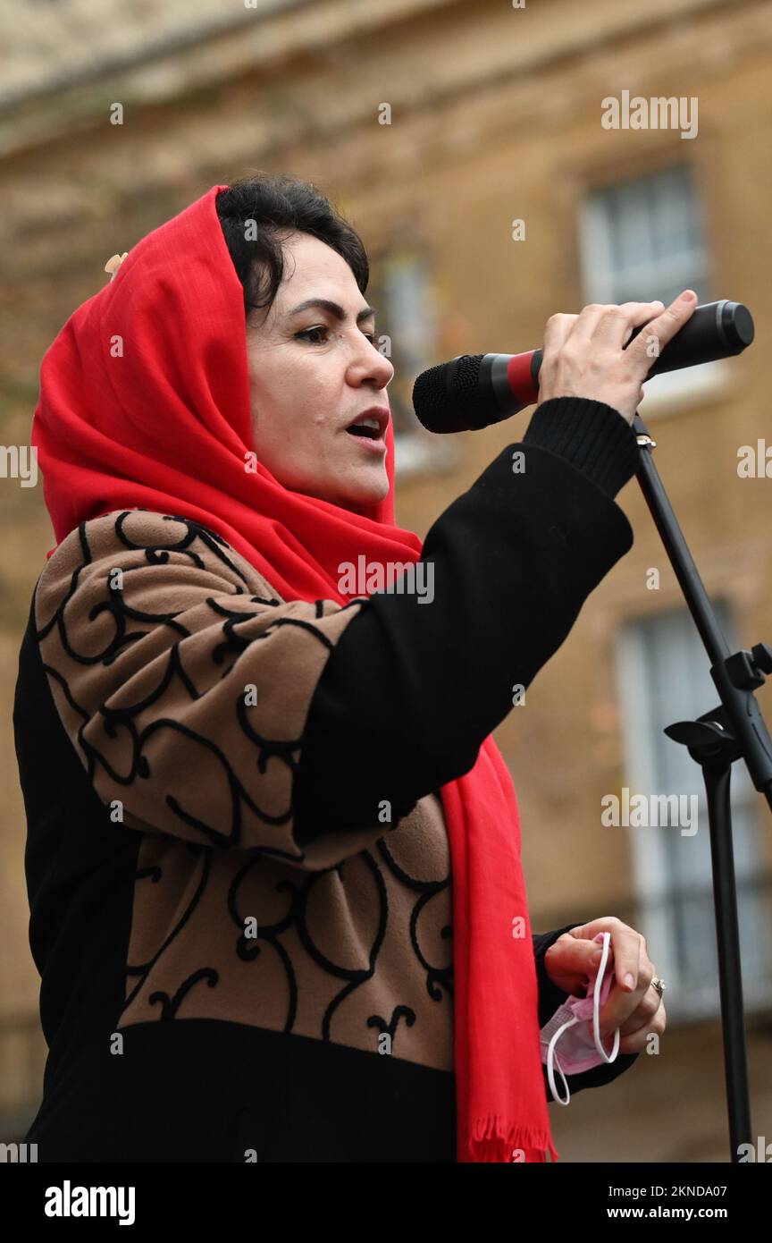 Downing Street, London, Großbritannien. 27.. November 2022. Sprecherin Fawzia Koofi ist eine afghanische Politikerin und Frauenrechtsaktivistin, die für die Freilassung von Zarifa, Parveen, Hamira und Farhat protestiert. Afghanische Frauen und Mädchen leben in einem virtuellen Gefängnis unter der frauenfeindlichen und brutalen Herrschaft der Taliban. Kredit: Siehe Li/Picture Capital/Alamy Live News Stockfoto