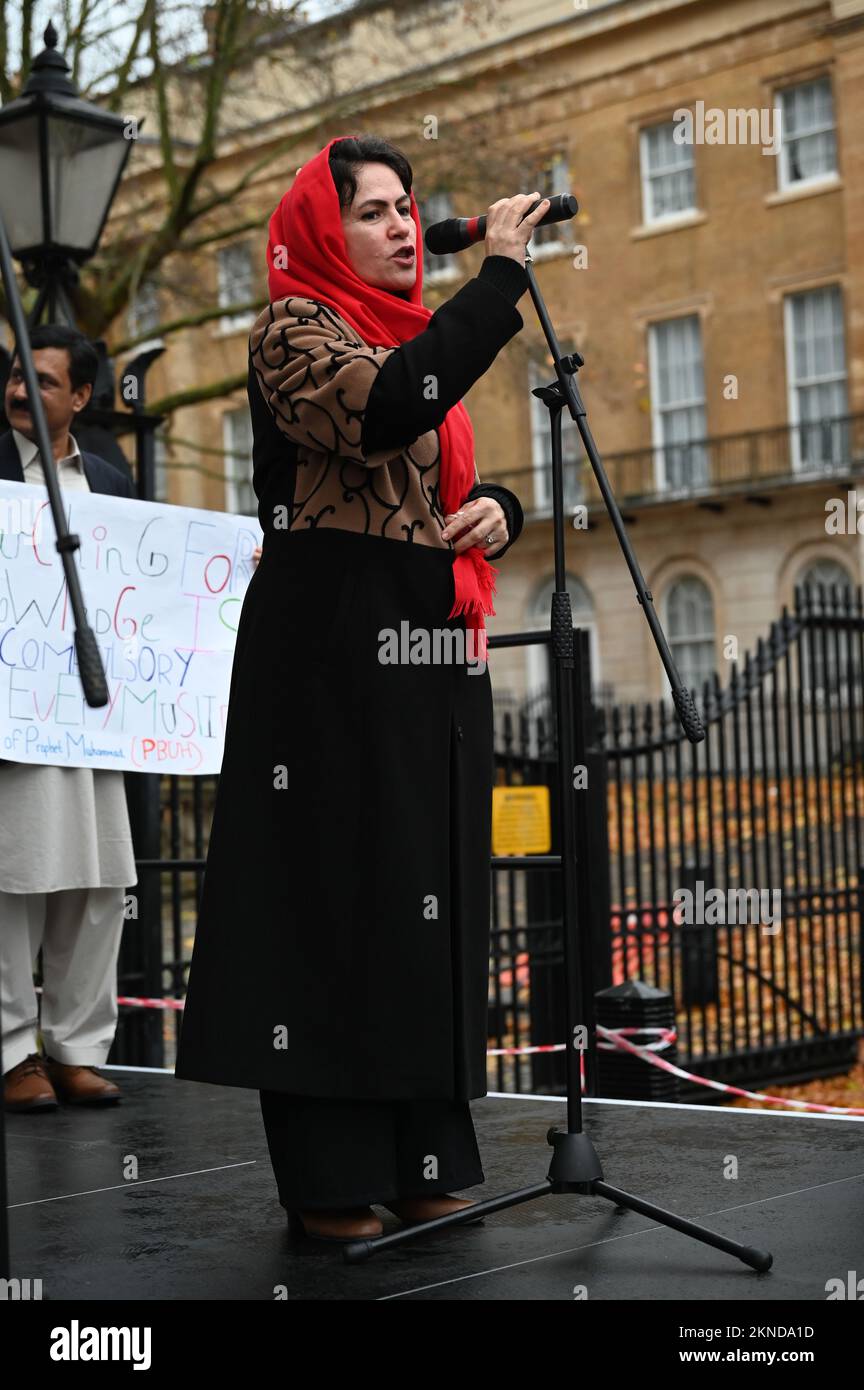 Downing Street, London, Großbritannien. 27.. November 2022. Sprecherin Fawzia Koofi ist eine afghanische Politikerin und Frauenrechtsaktivistin, die für die Freilassung von Zarifa, Parveen, Hamira und Farhat protestiert. Afghanische Frauen und Mädchen leben in einem virtuellen Gefängnis unter der frauenfeindlichen und brutalen Herrschaft der Taliban. Kredit: Siehe Li/Picture Capital/Alamy Live News Stockfoto